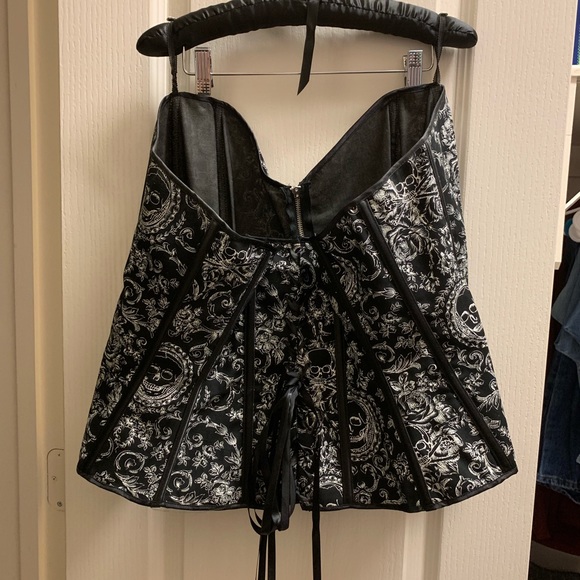Cute Crossbones Boning Corset Size 48 - Picture 2 of 4